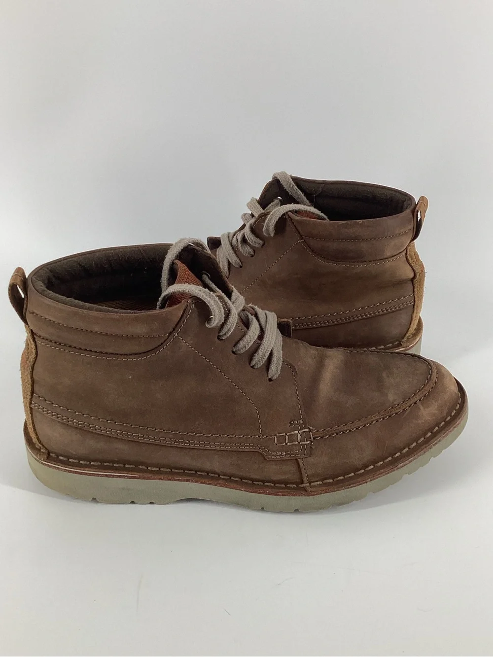 Clarks Vargo Brown Suede Chukka Boots with Contrast Laces